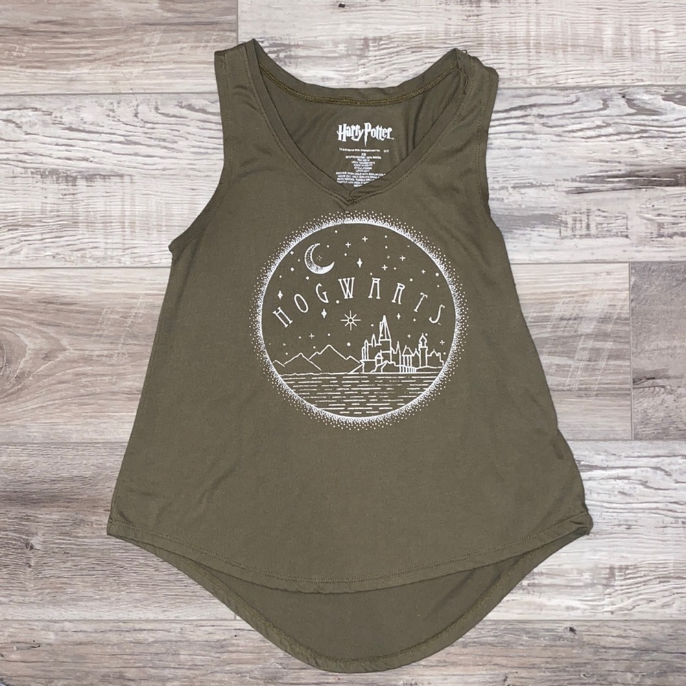 XS Hogwarts sleeveless T-shirt, great for Harry Potter fan or for Universal trip